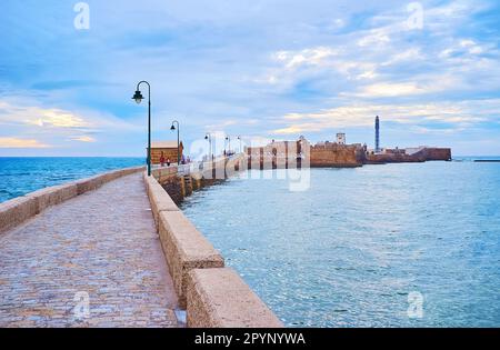 Paseo Fernando Quinones est un lévee de pierre, menant de la plage de la Caleta au château de San Sebastian, situé sur la petite île, Cadix, Espagne Banque D'Images