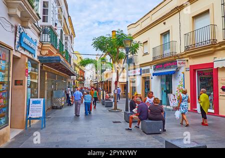 EL PUERTO, ESPAGNE - 21 SEPTEMBRE 2019 : la rue très fréquentée Calle Placilla, bordée de maisons historiques, de magasins touristiques, de boutiques, de cafés, de bars et de caves de vinification, Banque D'Images