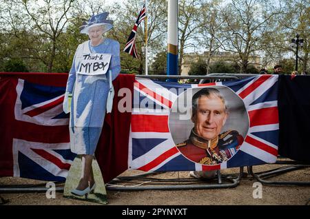 4 mai 2023. Une découpe en carton de la Reine Elizabeth tardive se trouve à côté d'un drapeau montrant l'image de Charles III, avant son couronnement. Londres, Royaume-Uni. (Tennessee Jones - Alamy Live News) Banque D'Images