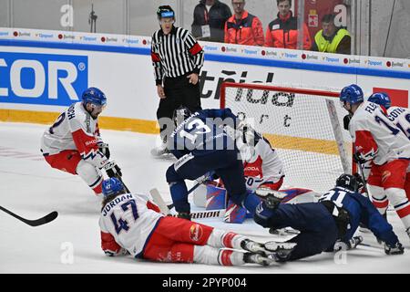 Brno, République tchèque. 04th mai 2023. Duel devant le poste de gardien de but tchèque lors du match de hockey Euro République tchèque contre Finlande, Brno, République tchèque, 4 mai 2023. Crédit: Vaclav Salek/CTK photo/Alay Live News Banque D'Images