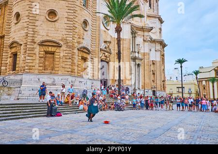 CADIX, ESPAGNE - 21 SEPTEMBRE 2019 : spectacle de danse flamenco aux murs de la cathédrale médiévale, place de la Catedral, le 21 septembre à Cadix Banque D'Images