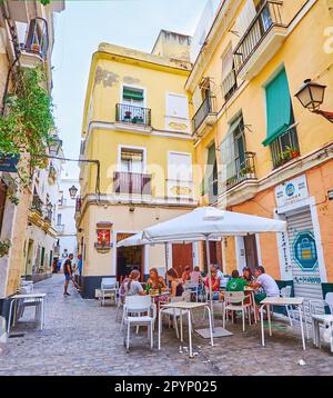 CADIX, ESPAGNE - 21 SEPT, 2019: L'étroite rue Meson avec des maisons de ville anciennes et des restaurants en plein air, le 21 sept à Cadix Banque D'Images