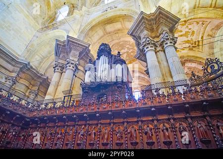 CADIX, ESPAGNE - 21 SEPTEMBRE 2019 : orgue et chœur en bois richement décoré de la cathédrale de Cadix, le 21 septembre à Cadix Banque D'Images