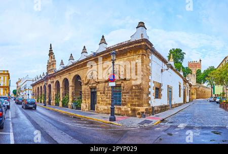 Panorama de la façade en pierre sculptée de l'ancien marché aux poissons (Antigua Lonja de Pescado), situé sur l'Avenida Micaela Aramburu de Mora, El Puerto, Espagne Banque D'Images