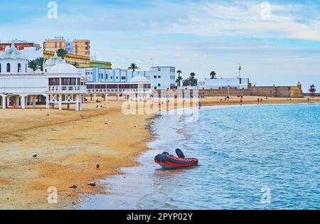 Le bâtiment blanc à pilotis du centre archéologique sous-marin siège sur la plage de la Caleta avec bastion de la Puerta de la Caleta (porte) de San Sebastian Banque D'Images