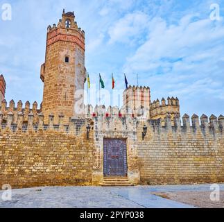 La porte médiévale avec des portes en bois sculpté, des remparts et une grande tour de guet du château de San Marcos, Plaza Alfonso X, El Puerto, Espagne Banque D'Images