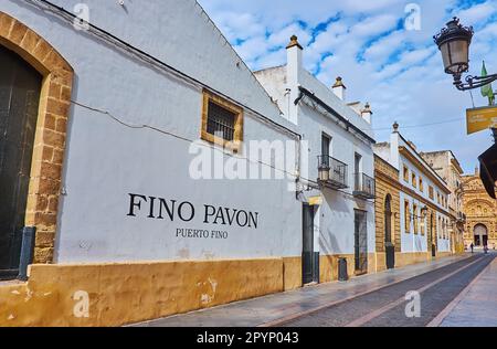 EL PUERTO, ESPAGNE - 21 SEPT, 2019: L'étroite Calle Palacios avec bâtiment d'époque d'un domaine viticole (bodegas) Puerto Fino de Caballero vignobles, le 21 sept Banque D'Images