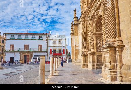 EL PUERTO, ESPAGNE - 21 SEPTEMBRE 2019 : le mur gothique médiéval de l'église du Prieuré et des édifices historiques de la Plaza de Espana (place de l'Espagne), le mois de septembre Banque D'Images