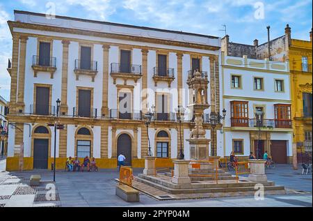 EL PUERTO, ESPAGNE - 21 SEPTEMBRE 2019 : zone piétonne de la Plaza de Espana (place de l'Espagne) avec pilier en pierre sculpté, surmonté d'une sculpture de la Vierge Marie, Banque D'Images