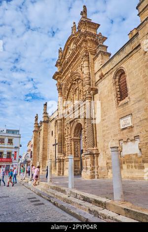 EL PUERTO, ESPAGNE - 21 SEPTEMBRE 2019 : la façade médiévale avec porte sculptée du pardon de la Grande église du Prieuré, Plaza de Espana, le 21 septembre à El Puerto Banque D'Images