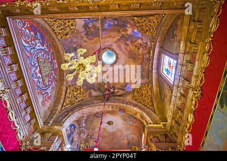 EL PUERTO, ESPAGNE - 21 SEPTEMBRE 2019 : le dôme décoré de fresques et le lustre d'époque de la chapelle Sagrario de la Grande église du Prieuré, le 21 septembre à El Puerto, Espagne Banque D'Images