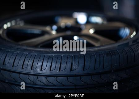 Bande de roulement de pneu d'automobile avec une profondeur et une lumière dans l'obscurité , mise au point sélective Banque D'Images