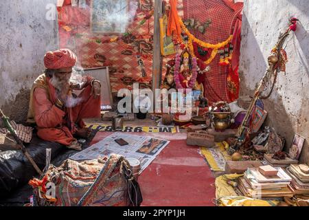 Un Saddhu fumant un chillum à Pushkar, Rajasthan, Inde Banque D'Images