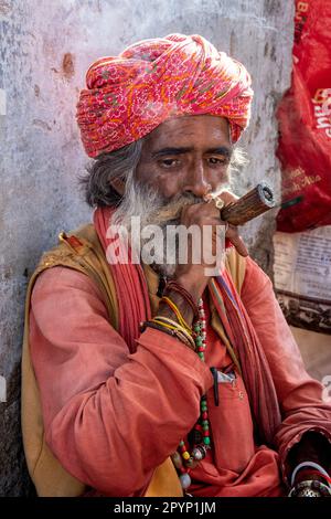 Un Saddhu fumant un chillum à Pushkar, Rajasthan, Inde Banque D'Images