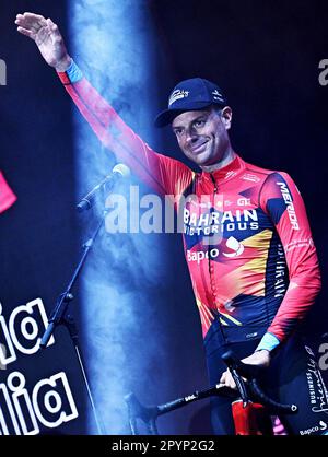 Pescara, Italie. 04th mai 2023. Italien Damiano Caruso de Bahreïn victorieux photographié lors de la présentation de l'équipe devant la course de vélo Giro d'Italia 2023, à Pescara, en Italie, jeudi 04 mai 2023. Le Giro 2023 a lieu du 06 au 28 mai 2023. BELGA PHOTO JASPER JACOBS crédit: Belga News Agency/Alay Live News Banque D'Images