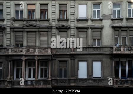 Budapest, Hongrie - 25 novembre 2022 : une façade de bâtiment typique négligée dans la partie historique de Budapest. Banque D'Images