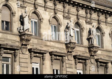 Budapest, Hongrie - 25 novembre 2022: Une façade de bâtiment typique avec des statues dans la partie historique de Budapest. Banque D'Images