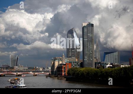 Important rassemblement de waiather orageux au-dessus de Londres, les Blackfriars numéro un, le vase et le bâtiment OXO près de la Tamise Banque D'Images