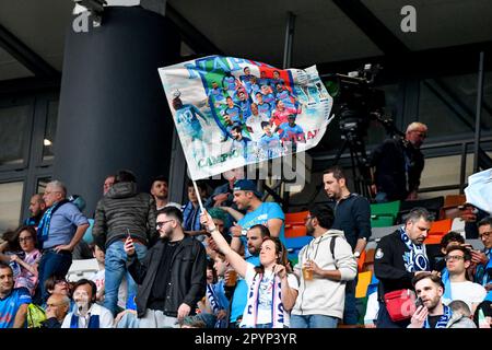 Udine, Italie. 04th mai 2023. Friuli - stade Dacia Arena, Udine, Italie, 04 mai 2023, Napoli supporters drapeau pendant Udinese Calcio vs SSC Napoli - italien football série A match Credit: Live Media Publishing Group/Alamy Live News Banque D'Images