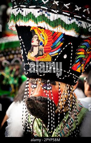 Les Chinelos sont une danseuse traditionnelle et colorée en costume dans le carnaval, est populaire dans l'état mexicain de Morelos près de Tepoztlan , l'État du Mexique et Mexique Banque D'Images