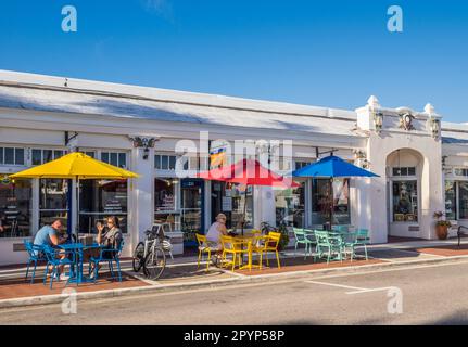 Café extérieur avec tables et chaises de parasols colorées sur Maimi Avenue dans le centre de Venise Floride USAVenice Florida USA Banque D'Images