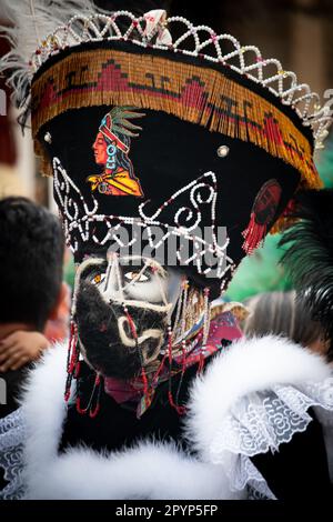 Les Chinelos sont une danseuse traditionnelle et colorée en costume dans le carnaval, est populaire dans l'état mexicain de Morelos près de Tepoztlan , l'État du Mexique et Mexique Banque D'Images