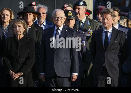 RHENEN - 04/05/2023, Altesse Royale la princesse Margriet, le professeur Pieter van Vollenhoven et son Altesse le prince Pieter-Christiaan pendant la Journée nationale de commémoration militaire à l'Ereveld militaire de Grebbeberg. ANP VINCENT JANNINK pays-bas sortie - belgique sortie Banque D'Images