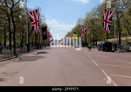 Vue sur le Mall en direction de Buckingham Palace à Londres, Royaume-Uni. Les drapeaux volent en préparation pour le couronnement du roi Charles III Banque D'Images