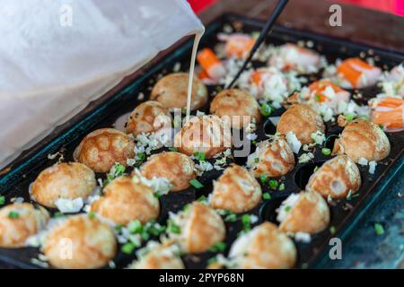 Les boules de riz à la noix de coco est un dessert thaïlandais traditionnel fait à partir de farine de riz et de lait de coco au marché alimentaire de rue en Thaïlande, gros plan Banque D'Images