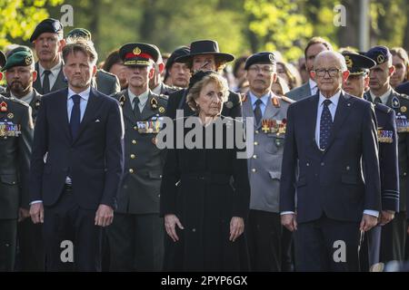 RHENEN - 04/05/2023, Altesse Royale la princesse Margriet, le professeur Pieter van Vollenhoven et son Altesse le prince Pieter-Christiaan pendant la Journée nationale de commémoration militaire à l'Ereveld militaire de Grebbeberg. ANP VINCENT JANNINK pays-bas sortie - belgique sortie Banque D'Images