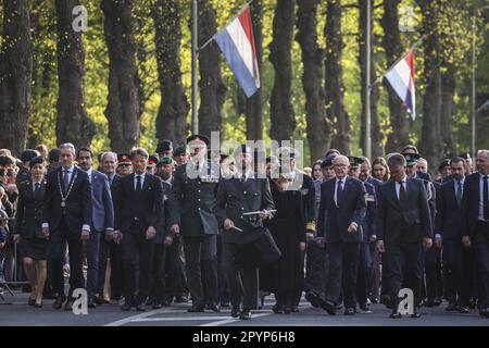 RHENEN - 04/05/2023, Altesse Royale la princesse Margriet, le professeur Pieter van Vollenhoven et son Altesse le prince Pieter-Christiaan pendant la Journée nationale de commémoration militaire à l'Ereveld militaire de Grebbeberg. ANP VINCENT JANNINK pays-bas sortie - belgique sortie Banque D'Images