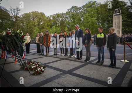 RHENEN - 04/05/2023, des écoliers de Rhenen ont déposé une couronne avec le maire pendant la Journée nationale de commémoration militaire au champ d'honneur militaire de Grebbeberg. ANP VINCENT JANNINK pays-bas sortie - belgique sortie Banque D'Images