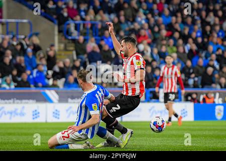 Huddersfield, Royaume-Uni. 04th mai 2023. Tom Lees #32 de Huddersfield Town fouls George Baldock #2 de Sheffield United pendant le match de championnat de Sky Bet Huddersfield Town vs Sheffield United au stade John Smith, Huddersfield, Royaume-Uni, 4th mai 2023 (photo de Ben Roberts/News Images) à Huddersfield, Royaume-Uni, le 5/4/2023///. (Photo de Ben Roberts/News Images/Sipa USA) crédit: SIPA USA/Alay Live News Banque D'Images