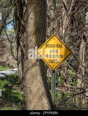 Sentier accidenté devant, procéder avec prudence - panneau d'avertissement sur Steamboat Trace Trail converti de l'ancien chemin de fer près du Pérou, Nebraska Banque D'Images