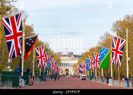 Drapeaux suspendus pour le couronnement du roi Charles III le samedi 6th mai Banque D'Images