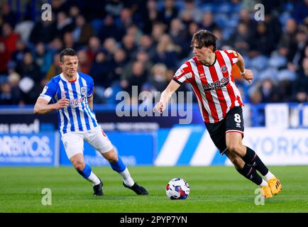 Sander Berge de Sheffield United (à droite) et Jonathan Hogg de Huddersfield Town se battent pour le ballon lors du match du championnat Sky Bet au stade John Smith, Huddersfield. Date de la photo: Jeudi 4 mai 2023. Banque D'Images