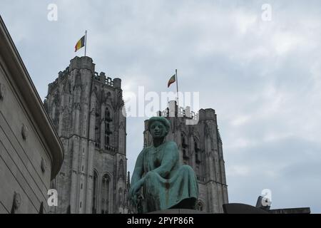 Statue en bronze d'une femme assise devant la Banque nationale, Bruxelles, Belgique Banque D'Images