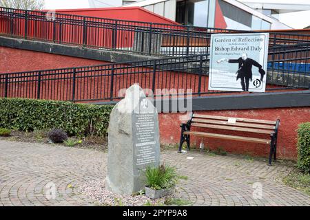 Le jardin commémoratif du Priest des peuples à Derry Banque D'Images