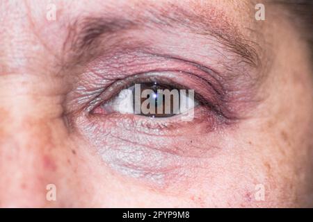 Photographie rapprochée d'un œil humain, avec une combinaison de tons gris et marron Banque D'Images