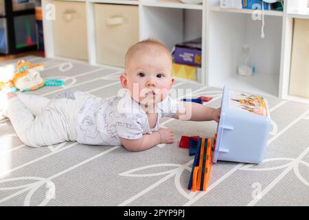 Le temps de ventre d'un bébé caucasien mignon. Jouer enfant. Portrait de bébé Banque D'Images