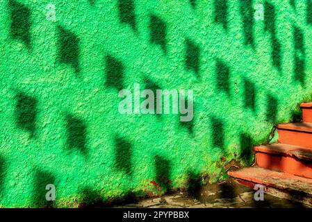 À l'ombre des maisons des drapeaux décoratifs pour le festival de juin de São João dans la ville de Valentica, Bahia. Banque D'Images