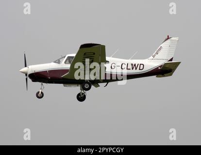 Un Piper PA-28-161 Cherokee Warrior II de Brighton Aviation débarque à l'aéroport de Brighton City Banque D'Images