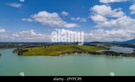 Vue sur l'extrémité nord du lac Forggen près de Fuessen à Allgäu, Bavière, Allemagne, Europe Banque D'Images