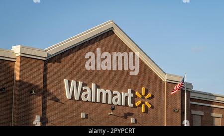 Fort Collins, CO, États-Unis - 26 avril 2023: Panneau d'entrée pour Walmart, société multinationale américaine de détail qui exploite une chaîne d'hypermarchés, di Banque D'Images