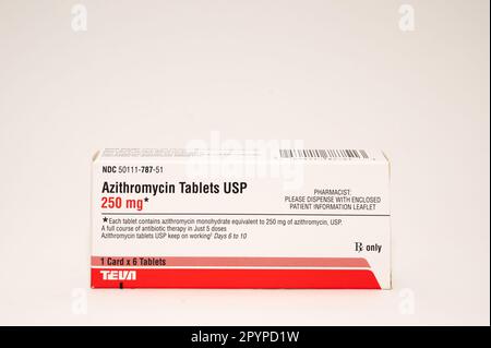 Une image d'un paquet de comprimés de monohydrate d'azithromycine, un médicament de thérapie antibiotique pour traiter les infections isolées sur blanc Banque D'Images