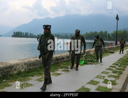 Srinagar Cachemire, Inde. 04th mai 2023. Un soldat paramilitaire indien contrôle les rives du lac Dal avec un détecteur de métaux à Srinagar, la capitale estivale du Cachemire indien. Une réunion des délégués de G20 nations se tiendra à Srinagar du 22 au 24 mai, avec des mesures de sécurité renforcées dans la région himalayenne. Sur 04 mai 2023, au Cachemire de Srinagar, Inde. (Credit image: © Firdous Nazir/eyepix via ZUMA Press Wire) USAGE ÉDITORIAL SEULEMENT! Non destiné À un usage commercial ! Banque D'Images