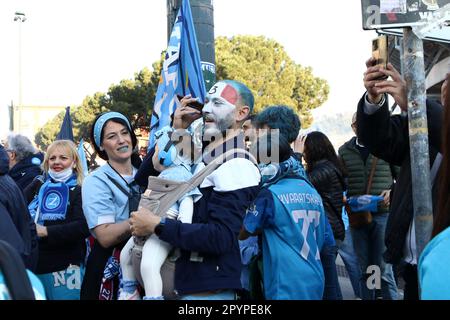 Naples, Italie. 04th mai 2023. Les fans de Naples célèbrent Serie Une victoire de championnat sur 4 mai 2023 à Naples, Italie . Credit: Marco Canoniero / Alamy Live News Banque D'Images