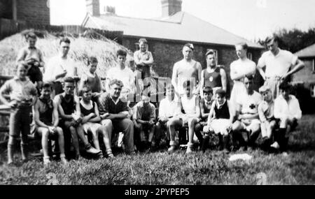 « The Regiment ». Une photo de groupe des campeurs, c1929. À partir d'un album unique de photographies, compilé par K.W. Parkhurst, d'un camp de campagne à Bolney (une communauté agricole), West Sussex, Angleterre, qui, entre 1928 et 1930, était une destination régulière pour un groupe de jeunes hommes dont M. Parkhurst. C'était pendant la période de la Grande Dépression. Banque D'Images