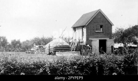 « QG régimentaire », un bâtiment extérieur à la campagne, c1929. À partir d'un album unique de photographies, compilé par K.W. Parkhurst, d'un camp de campagne à Bolney (une communauté agricole), West Sussex, Angleterre, qui, entre 1928 et 1930, était une destination régulière pour un groupe de jeunes hommes dont M. Parkhurst. C'était pendant la période de la Grande Dépression. Banque D'Images