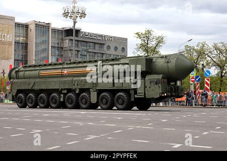 Moscou, Russie - 2023 mai : arme nucléaire, système de missiles stratégiques russe « yars » dans la rue de la ville avant le défilé du jour de la victoire Banque D'Images